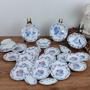 Ancienne dinette en faïence Chaperon rouge n°10548